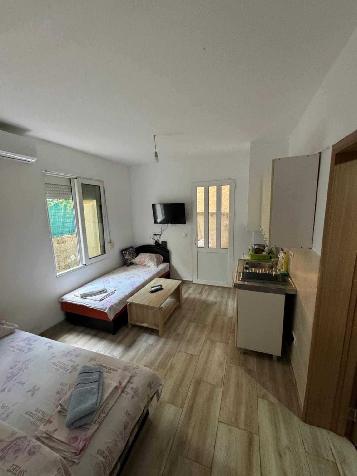 Apartment Perutovic Sutomore Ngoại thất bức ảnh