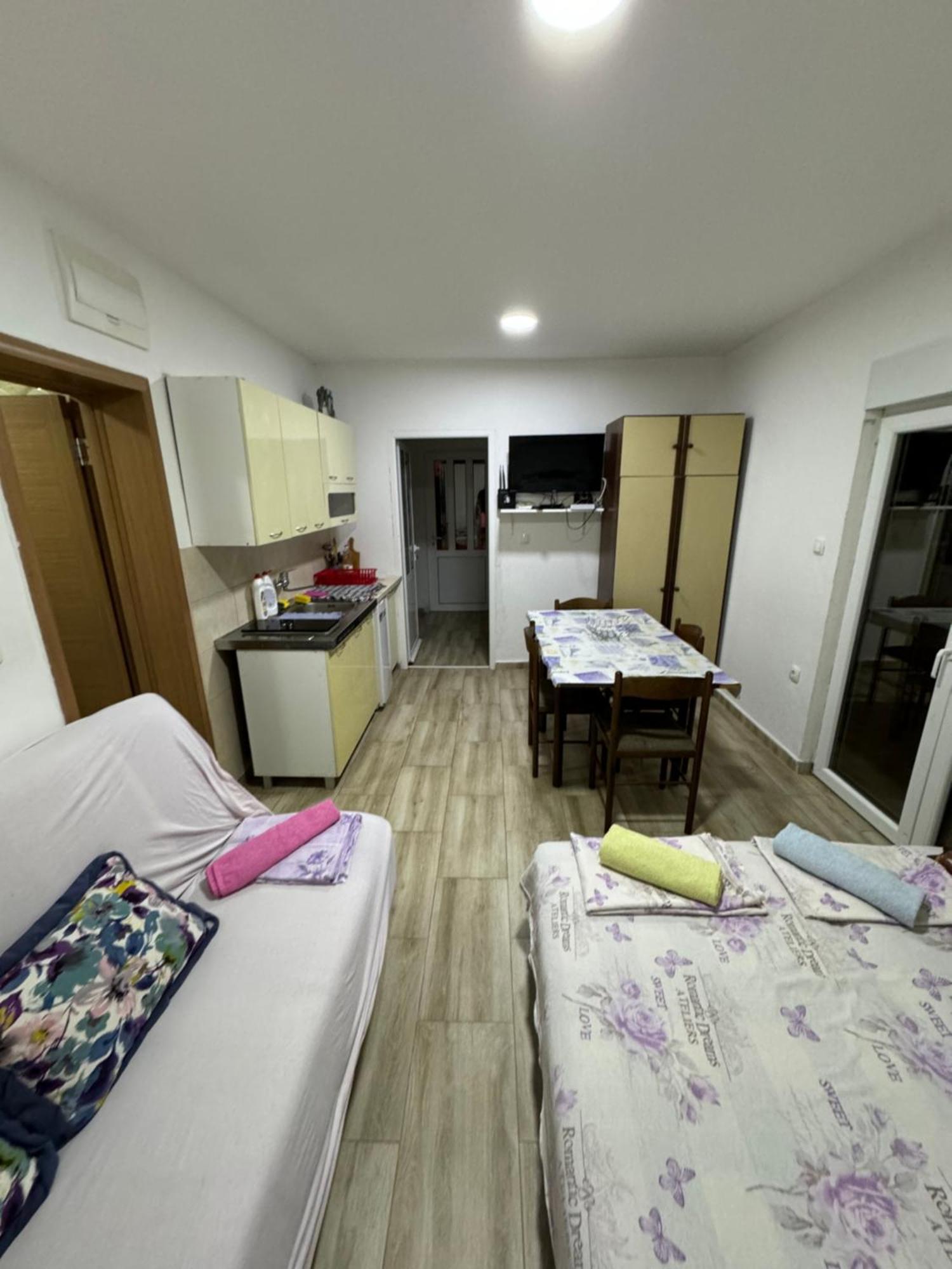 Apartment Perutovic Sutomore Ngoại thất bức ảnh
