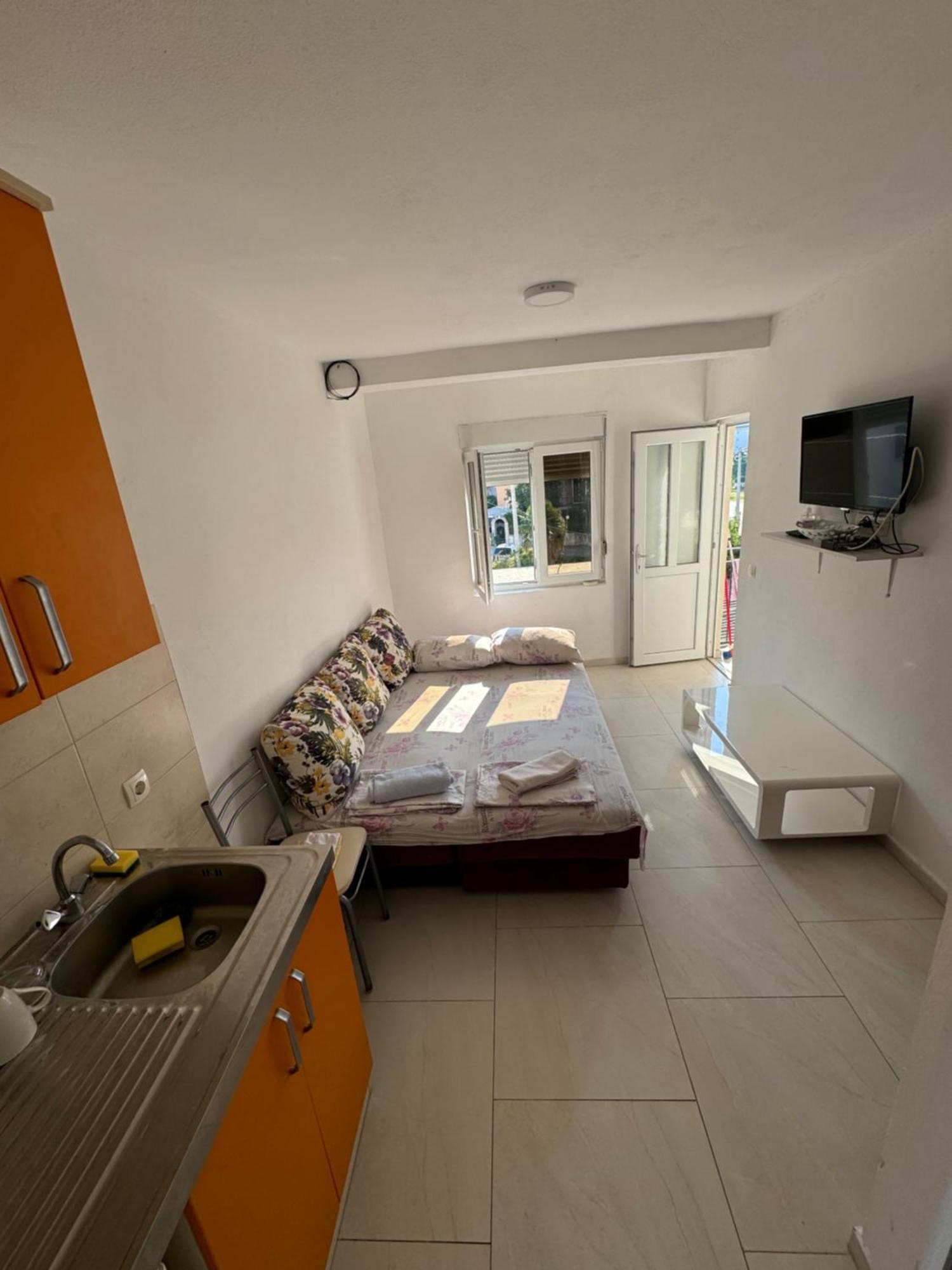 Apartment Perutovic Sutomore Ngoại thất bức ảnh