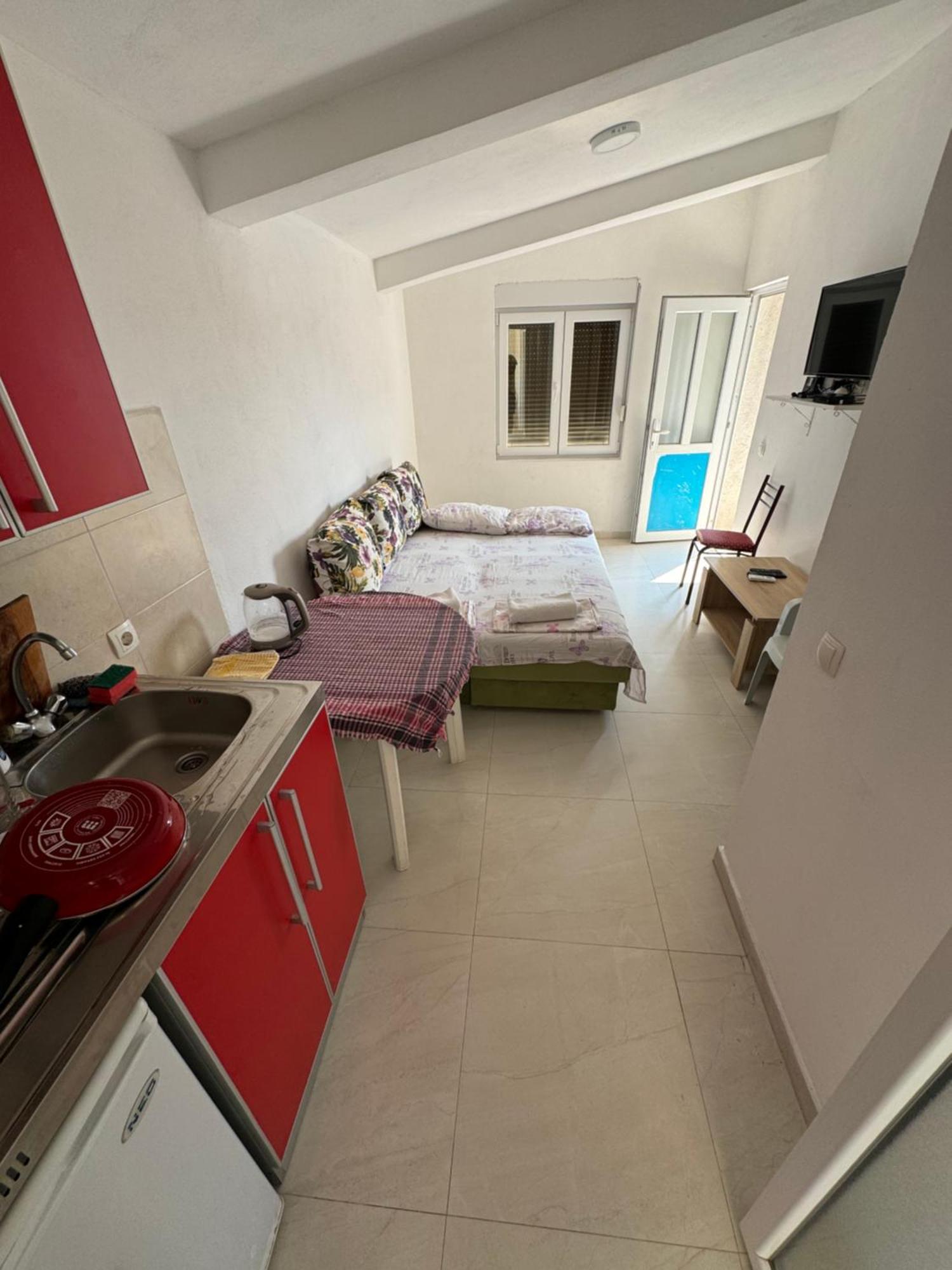 Apartment Perutovic Sutomore Ngoại thất bức ảnh